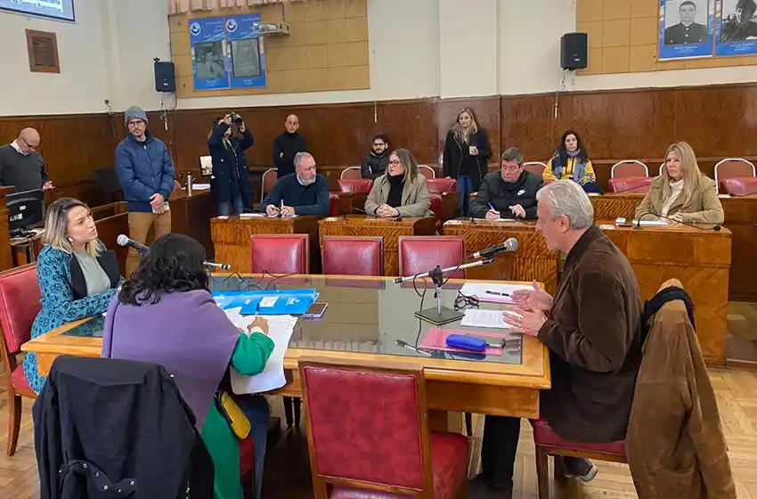 Balmaceda "desafina": interpelado, se defendió como pudo de todas las acusaciones de los concejales