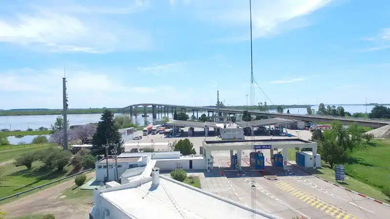 Entrerrianos residentes en Uruguay tendrán liberado el peaje de los puentes