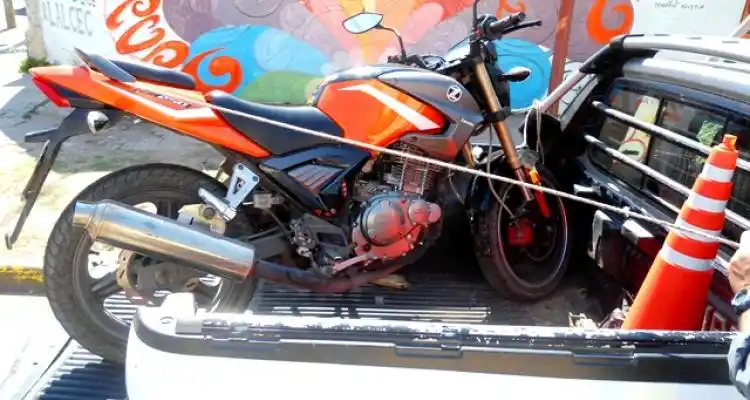 Un motociclista chocó y arrastró a un inspector para evitar una multa
