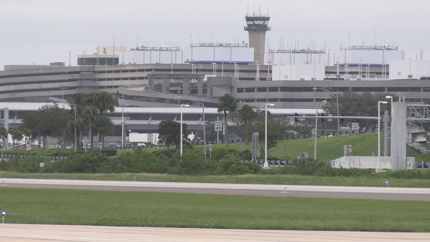 Aeropuertos de Orlando y Tampa reanudaron sus operaciones tras el paso del Huracán Ian