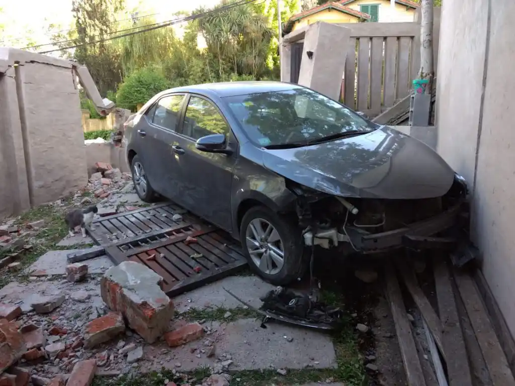 Se quedó dormido y se incrustó con el auto en una casa de Paso de los Andes al 400