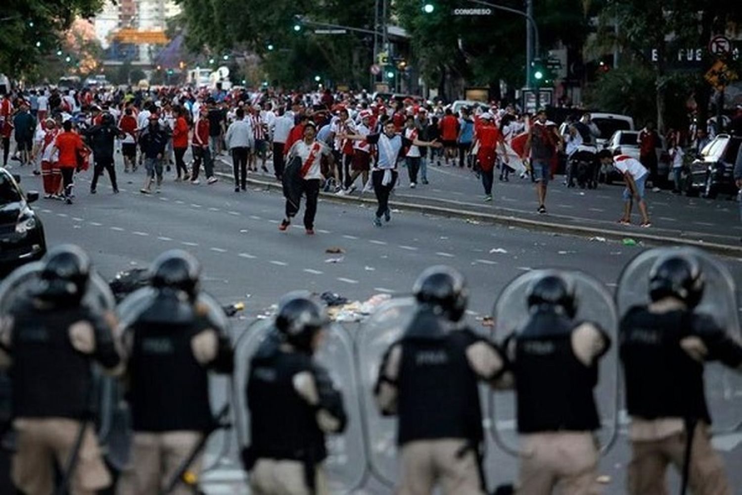 El fútbol, la violencia, los barras y crónica de una pasión herida