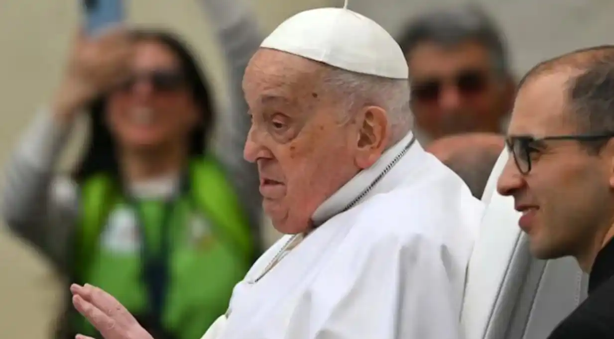 El papa Francisco y a su lado, con lentes, el padre Juan Cruz Villalón, su secretario. Foto: Europa Press.