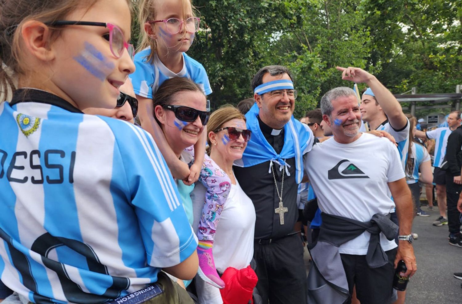 El Obispo se sumó al festejo en el Monumento y la política lo celebró en redes sociales