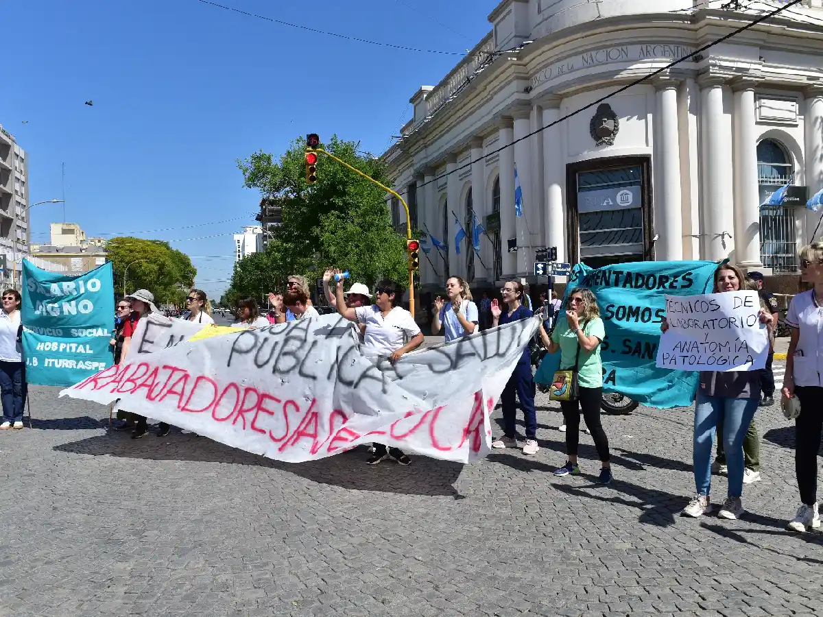 Conflicto de la salud: ofrecen sueldo inicial de $200 mil a médicos sin especialidad