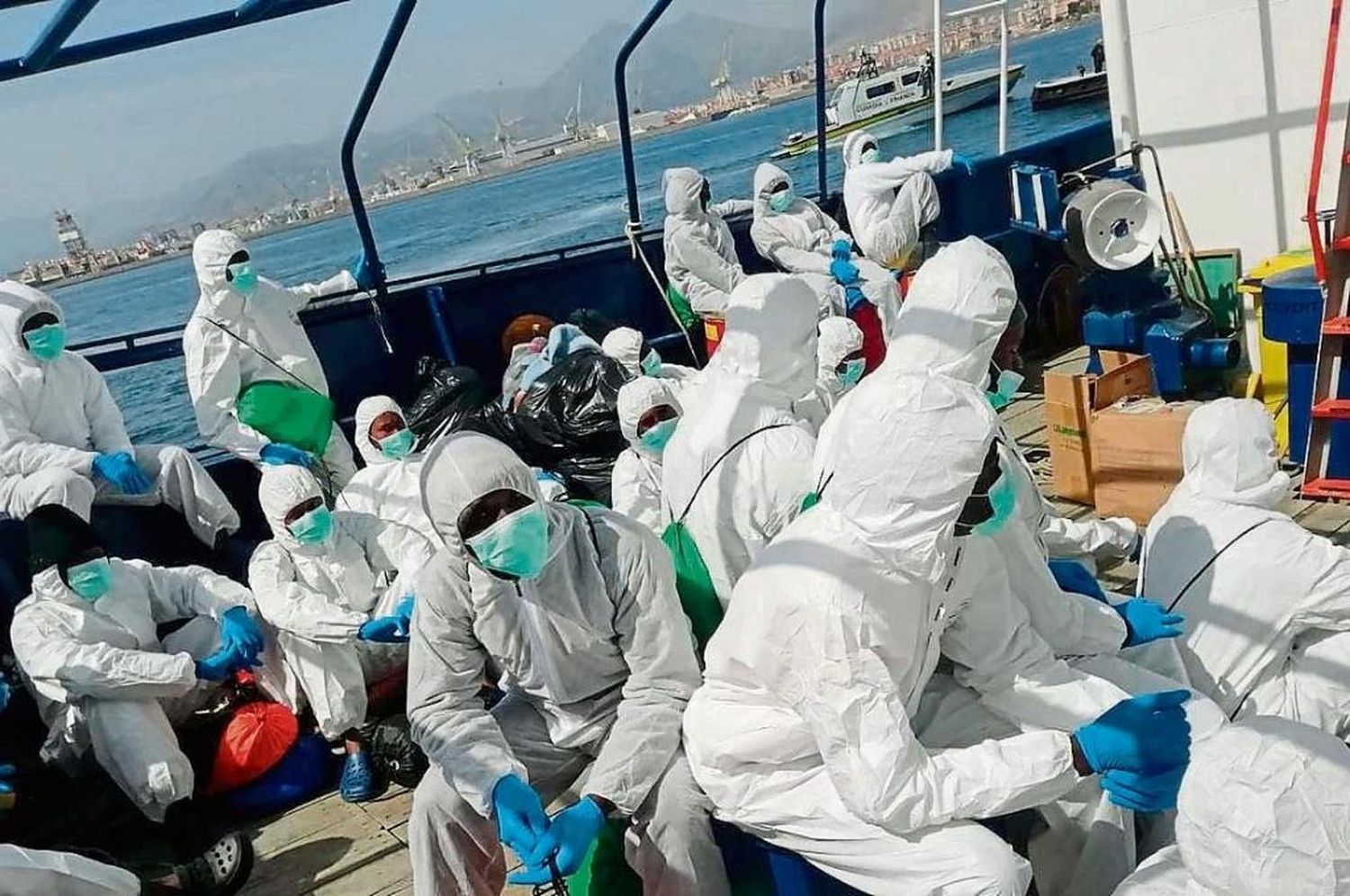 Tras fugas masivas, Italia obliga a inmigrantes a cumplir la cuarentena en barcos