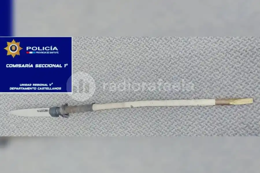 Vio a la policía y envolvió en una remera una “lanza” rudimentaria, pero lo vieron