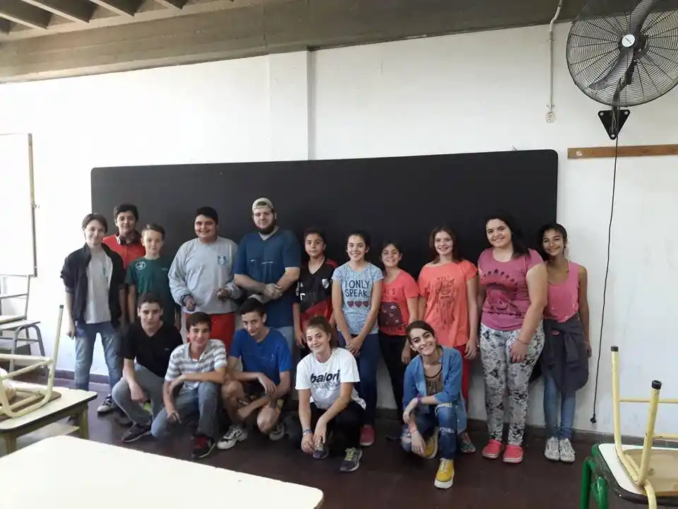 Dedicaron su día de descanso a pintar los pizarrones y pupitres de su escuela