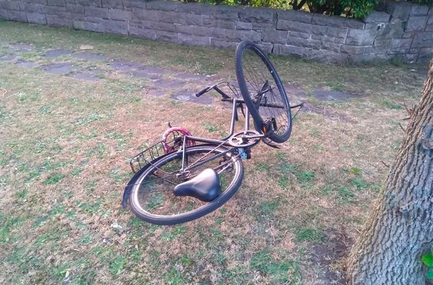 Embisten a una ciclista: la trasladan con golpes