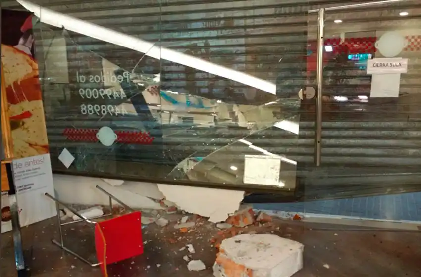 Chocaron dos autos y uno de ellos impactó contra un local de comidas