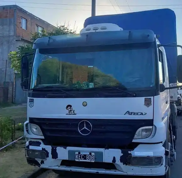 Siniestro fatal en Villa Gobernador Gálvez: una mujer que iba en moto murió tras chocar con un camión