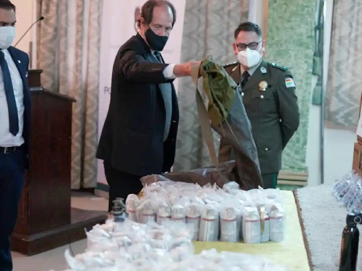 Bolivia exhibió las municiones encontradas y denunció "tráfico ilegal"