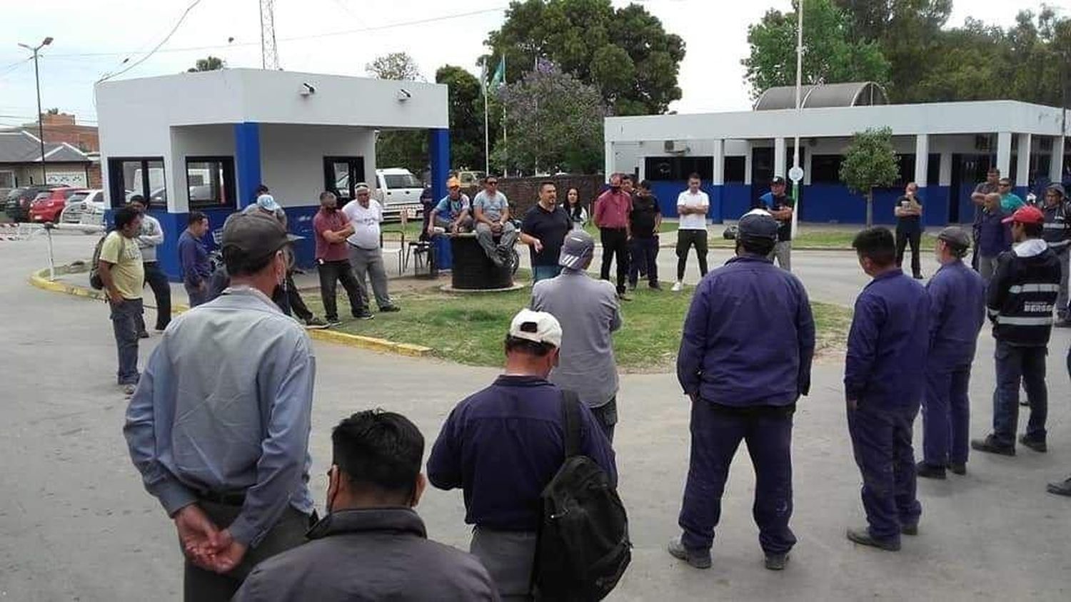 Los trabajadores municipales de Berisso se reunieron con el Intendente Cagliardi y levantaron el paro