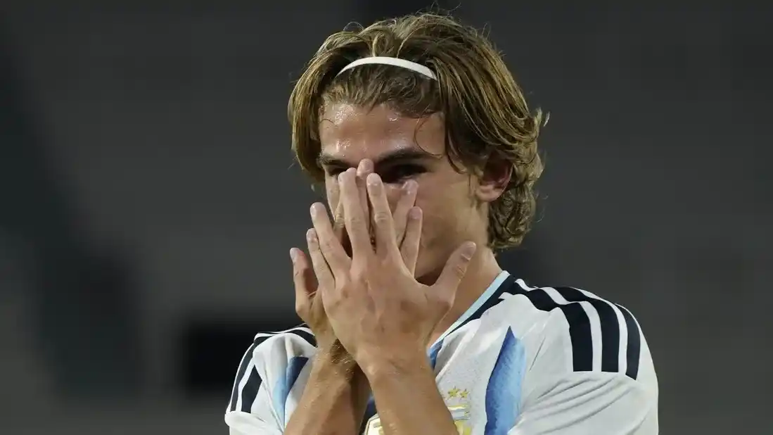 Nico Paz y la celebración de su gol en el amistoso contra Bolivia con la Selección Argentina.