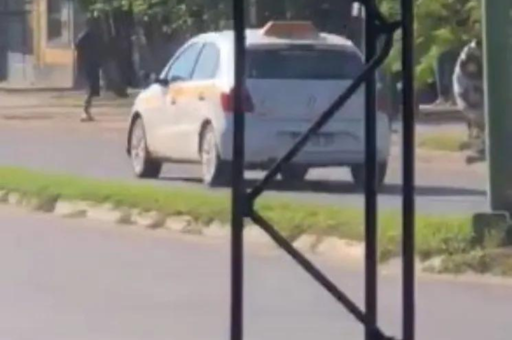 El sujeto frenó en una parada de colectivos y ejecutó a la mujer