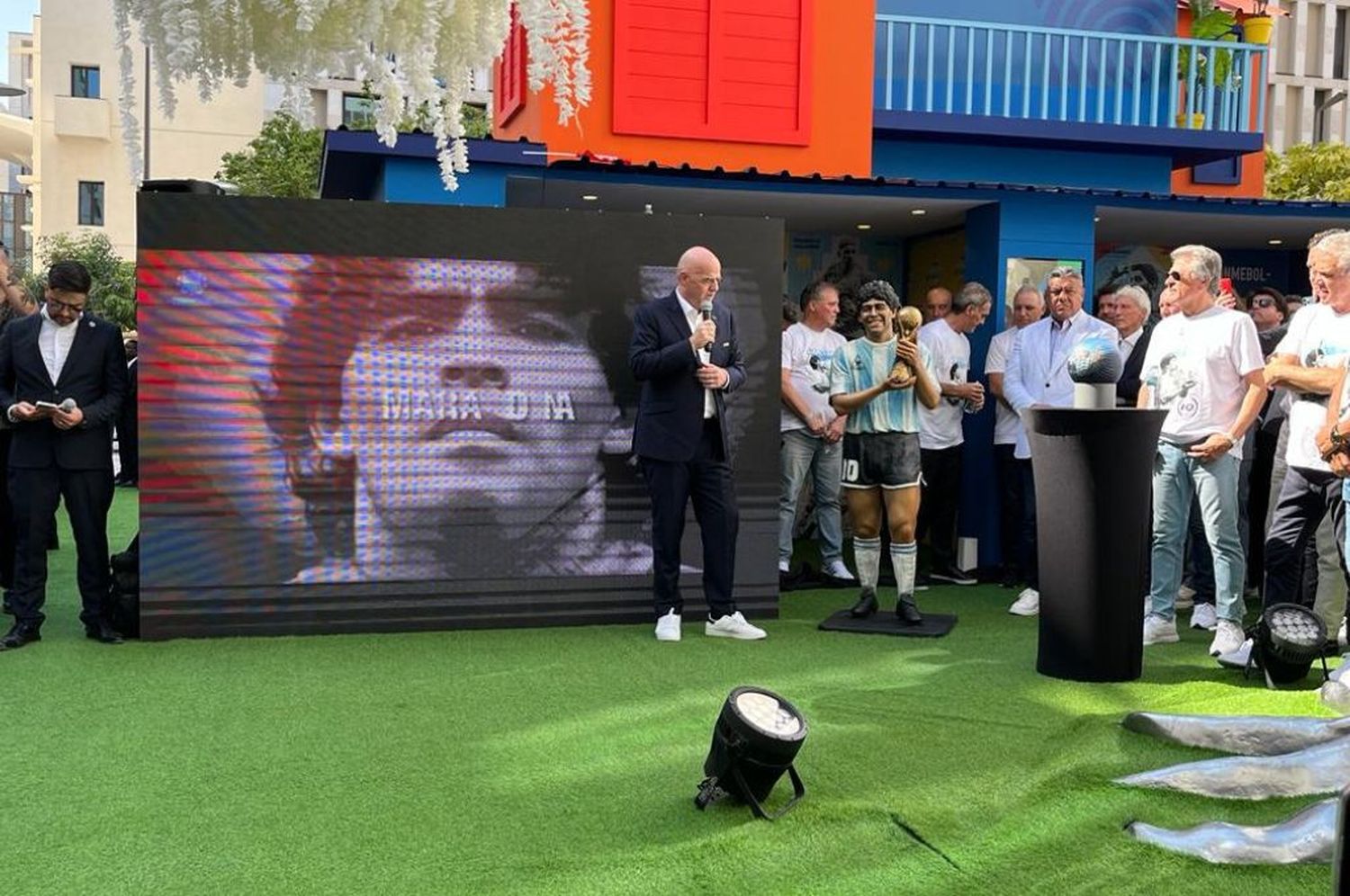 Infantino y campeones del mundo rindieron un emotivo homenaje a Diego Maradona en Qatar