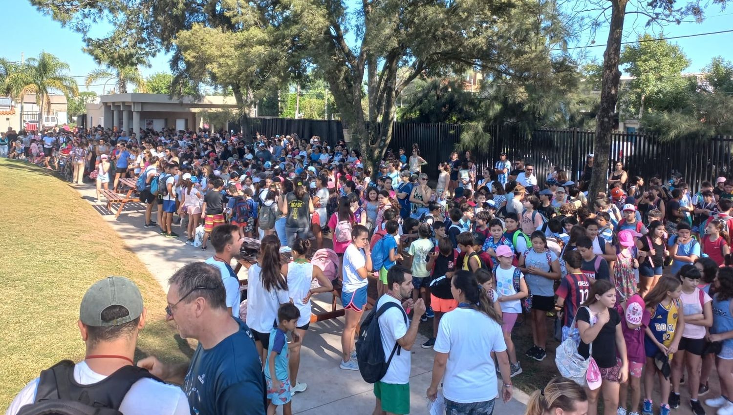 Unos 800 niños arrancaron la actividad en el Parque Municipal. Crédito: Municipalidad de Rufino.