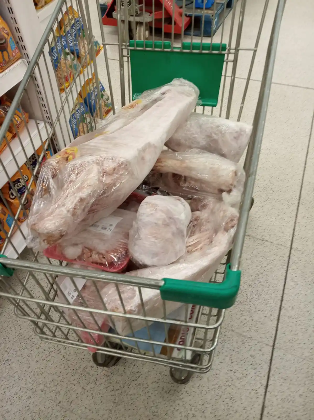 Decomisaron alimentos vencidos y carne congelada en un supermercado local