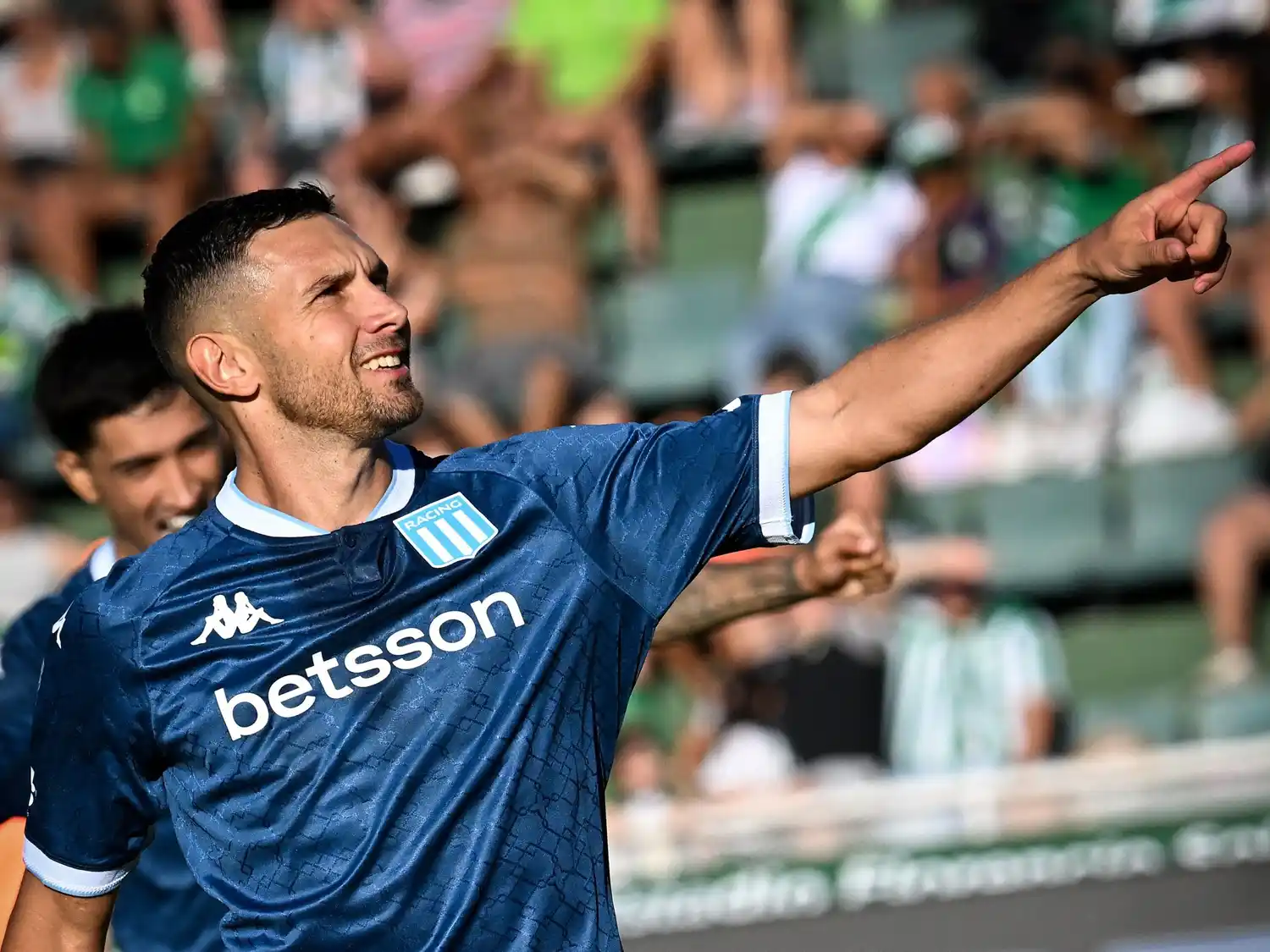 Martínez festeja el segundo gol de Racing.