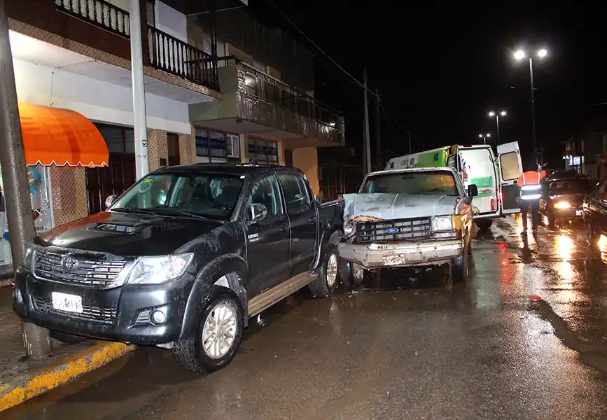 Con su vehículo, chocó una camioneta y se descompensó