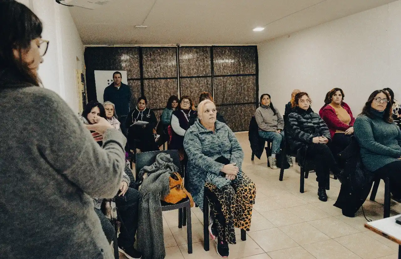 El curso se llevará a cabo los lunes de 14:00 a 16:00.