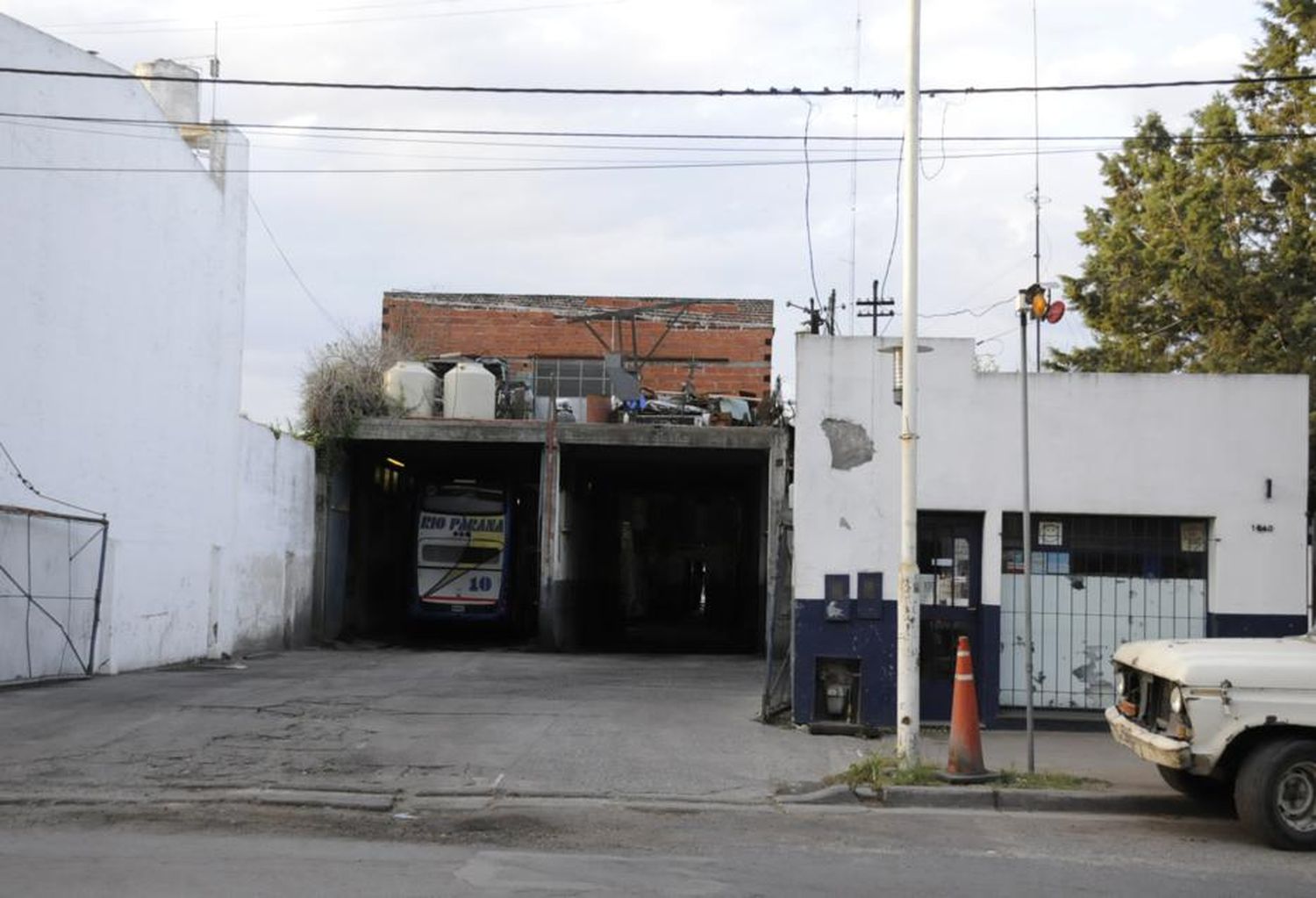 Un trabajador sufrió heridas al  reventar una cubierta en un taller