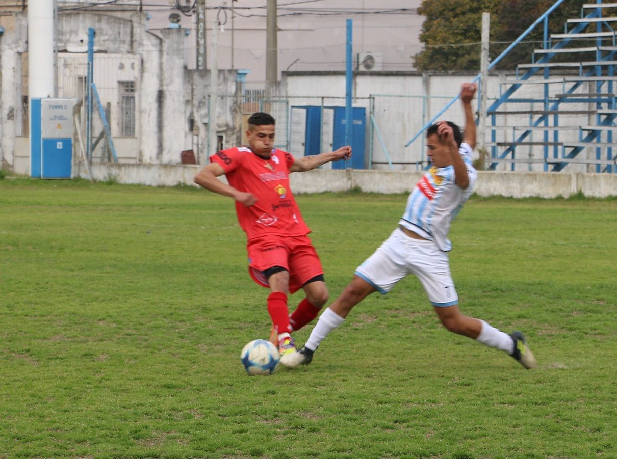 Central Larroque acertó un cabezazo al final y se llevó tres puntos valiosos