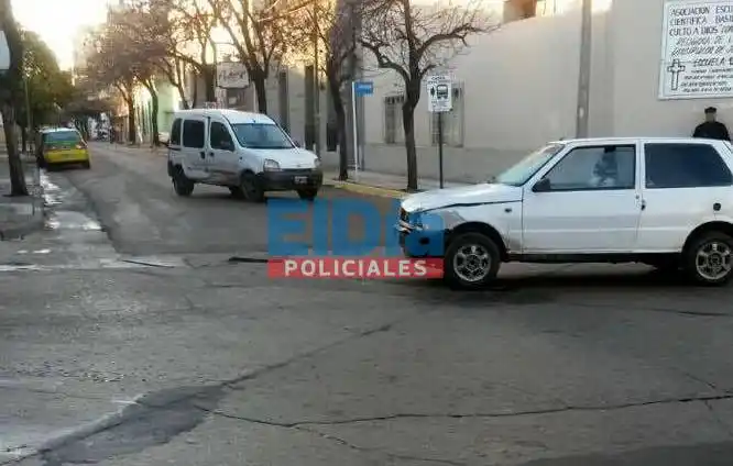 Un auto y una camioneta chocaron en San Martín y Perón