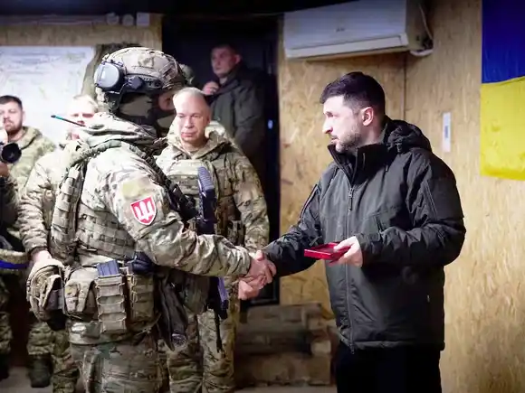 Volodimir Zelensky visitó a los soldados ucranianos en el frente de Kúpiansk y reivindicó avances en la resistencia