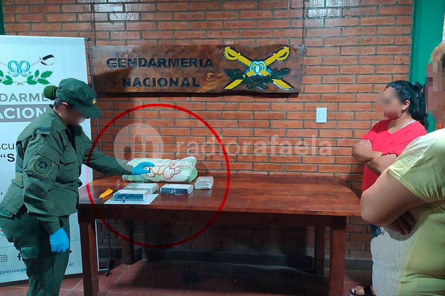 Intentó camuflar a "su hijo" con frazadas en un control de Gendarmería: eran 4 panes de cocaína