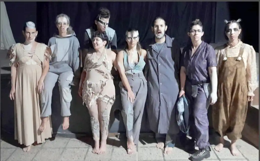 Elenco. Subirá a escena con un material de poética fantástica