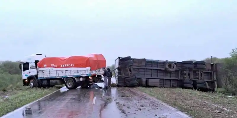Se registraron dos siniestros viales con dos 
lesionados en medio de la lluvia intensa