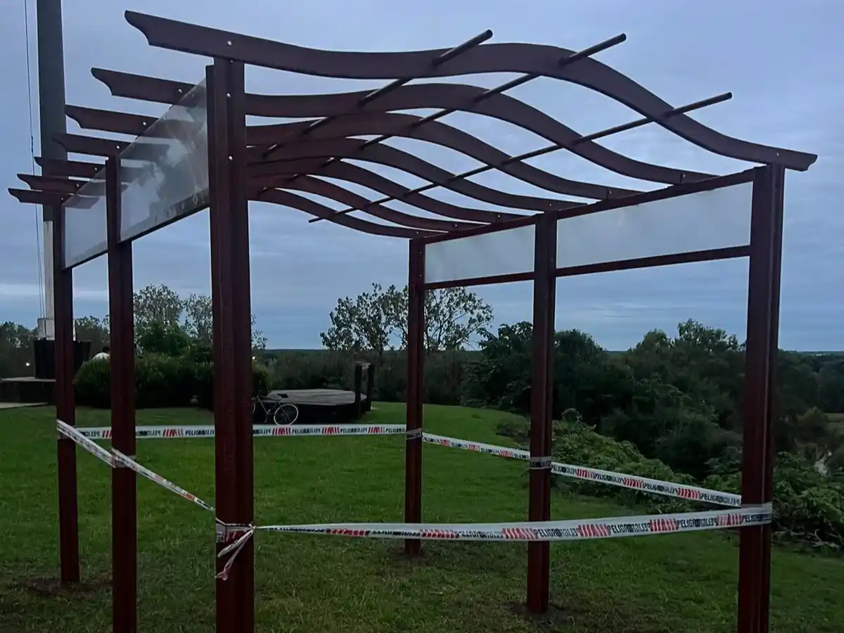 La "bérgola" se erige al lado del mastil más alto de las barrancas de San Pedro. Parece un símbolo de la gestión municipal que ha perdido el criterio del gasto público y no logra articular una secretaría "de buen gusto".