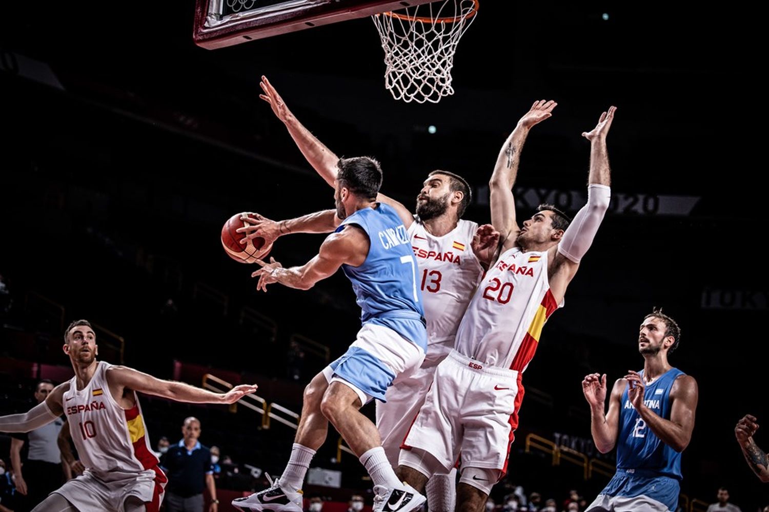 Argentina padeció el poder
del campeón del mundo