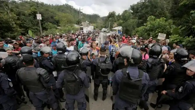 México: Una caravana de migrantes irrumpió por la frontera con Guatemala