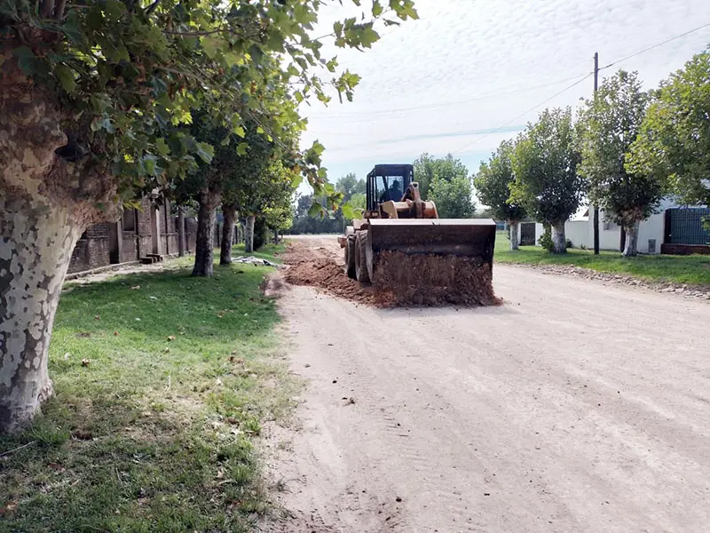Mejoran las calles de Claraz y realizan un alteo en la ruta 80