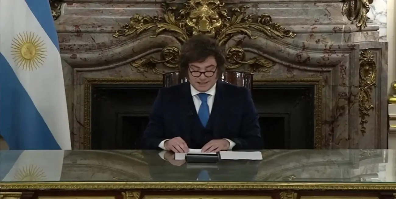 Javier Milei este jueves leyendo la propuesta de reforma para el BCRA. Crédito: Presidencia