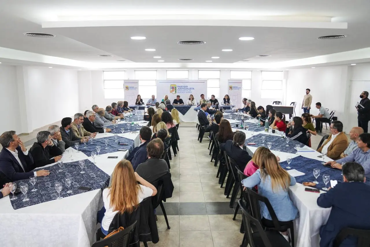 Máximo Kirchner encabezó encuentro del PJ bonaerense: Habrá un congreso el 3 de septiembre en apoyo a Cristina