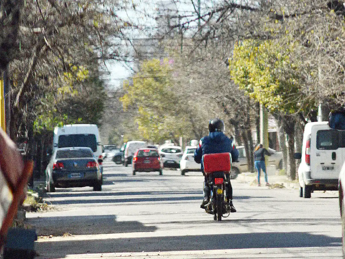 En medio de la polémica por  las apps de delivery, un accidente revela la necesidad de más control  