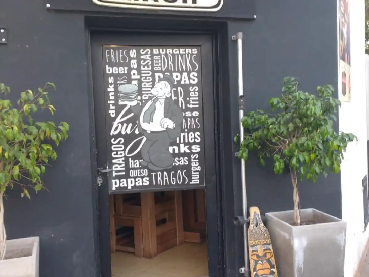 Robaron en una  hamburguesería: se llevaron cervezas y un queso