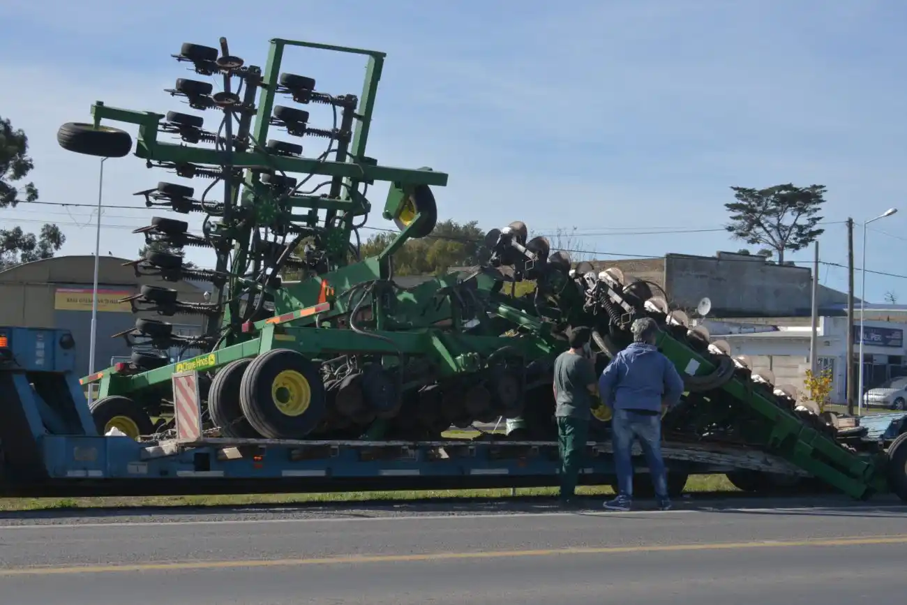 Un camionero no calculó bien la altura y sufrió un accidente en el puente de la Ruta 226