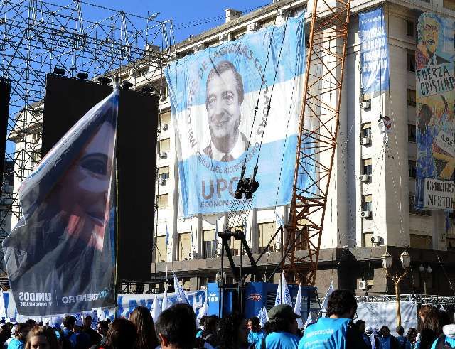 Miles de militantes llegan a Plaza de Mayo por los festejos de la "Década Ganada"