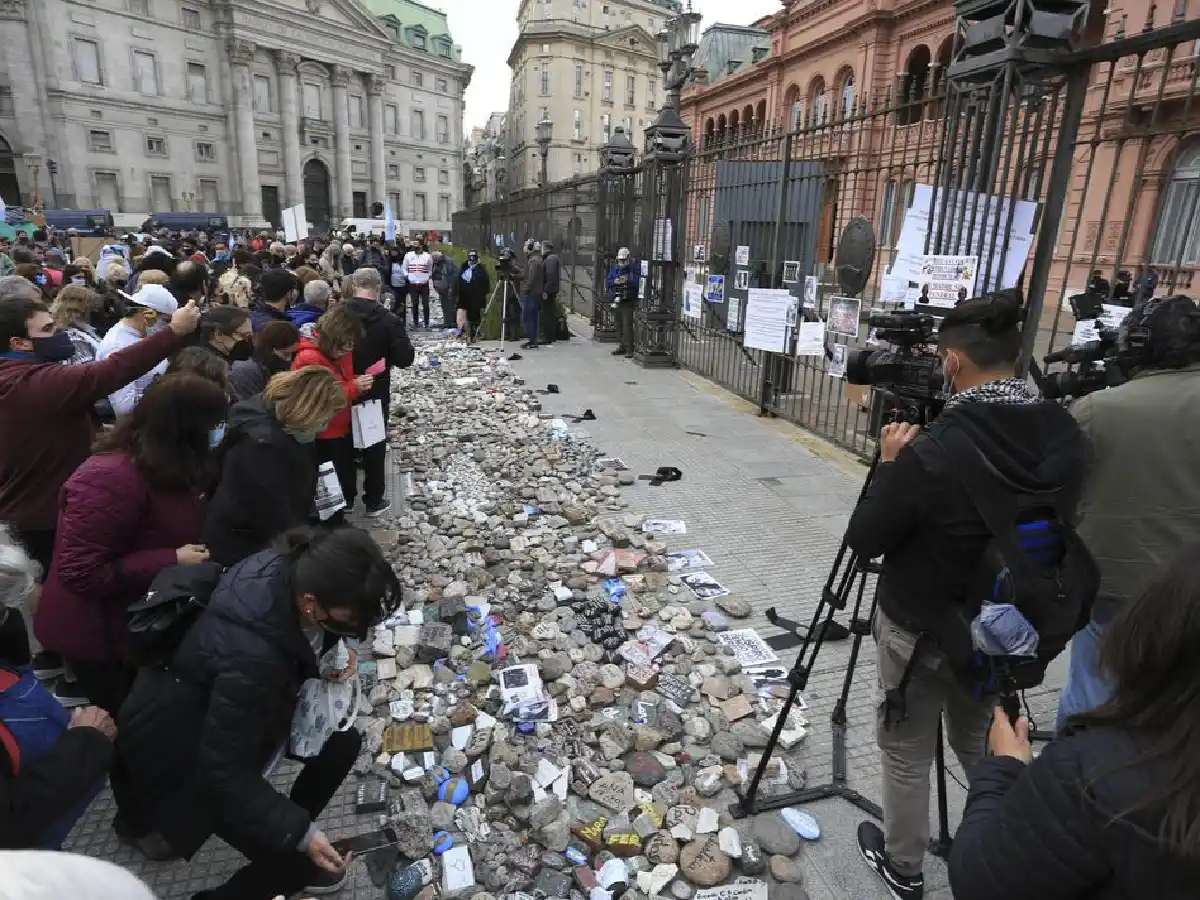 Familiares de personas fallecidas por Covid encabezaron la "Marcha de las piedras"