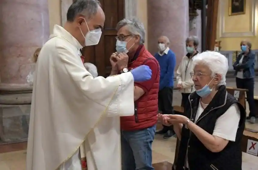 Tras la celebración de una misa, 16 contagios de coronavirus y 900 aislados