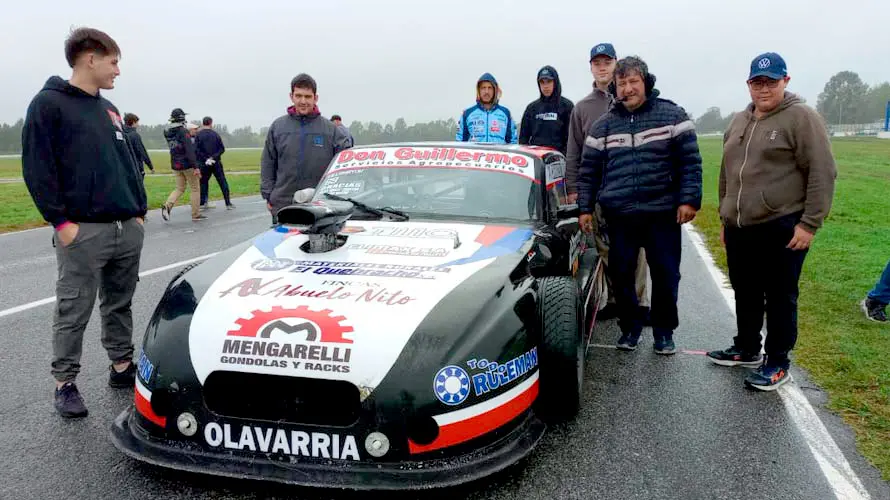 Respaldado. Nicolás Villamayor y su equipo junto al Ford