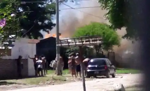 Mar del Plata: Queman casa de la hermana del sospechoso de asesinar a una madre delante de su beba