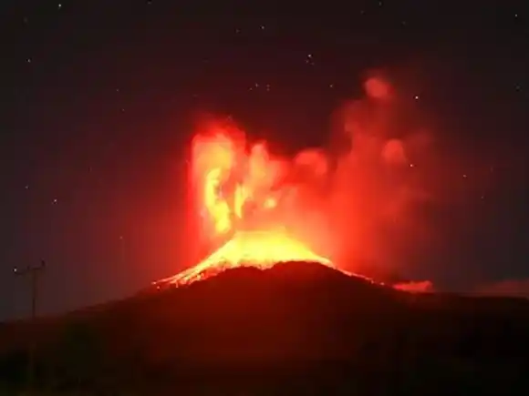 Un volcán entró en erupción y activó una alerta de aviación de alto nivel