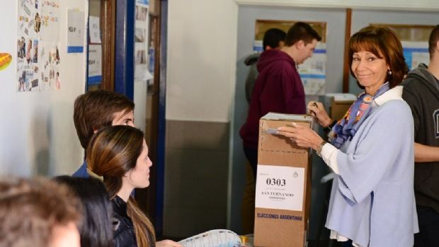 Alicia Andreotti fue increpada por militantes de Alex Campbell en San Fernando