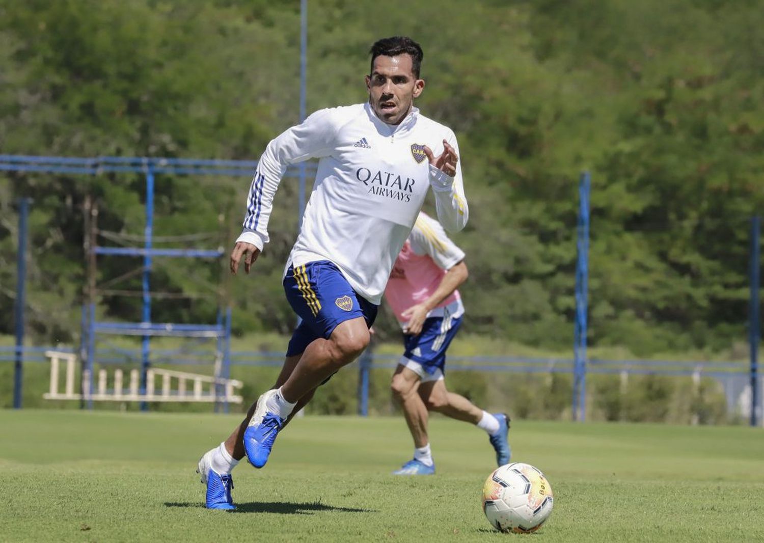Tevez no se sumó y es duda para el domingo