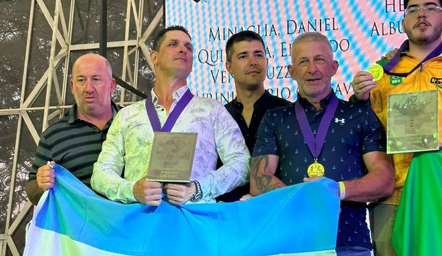 José Venturuzzi, sosteniendo el trofeo, junto a sus compañeros